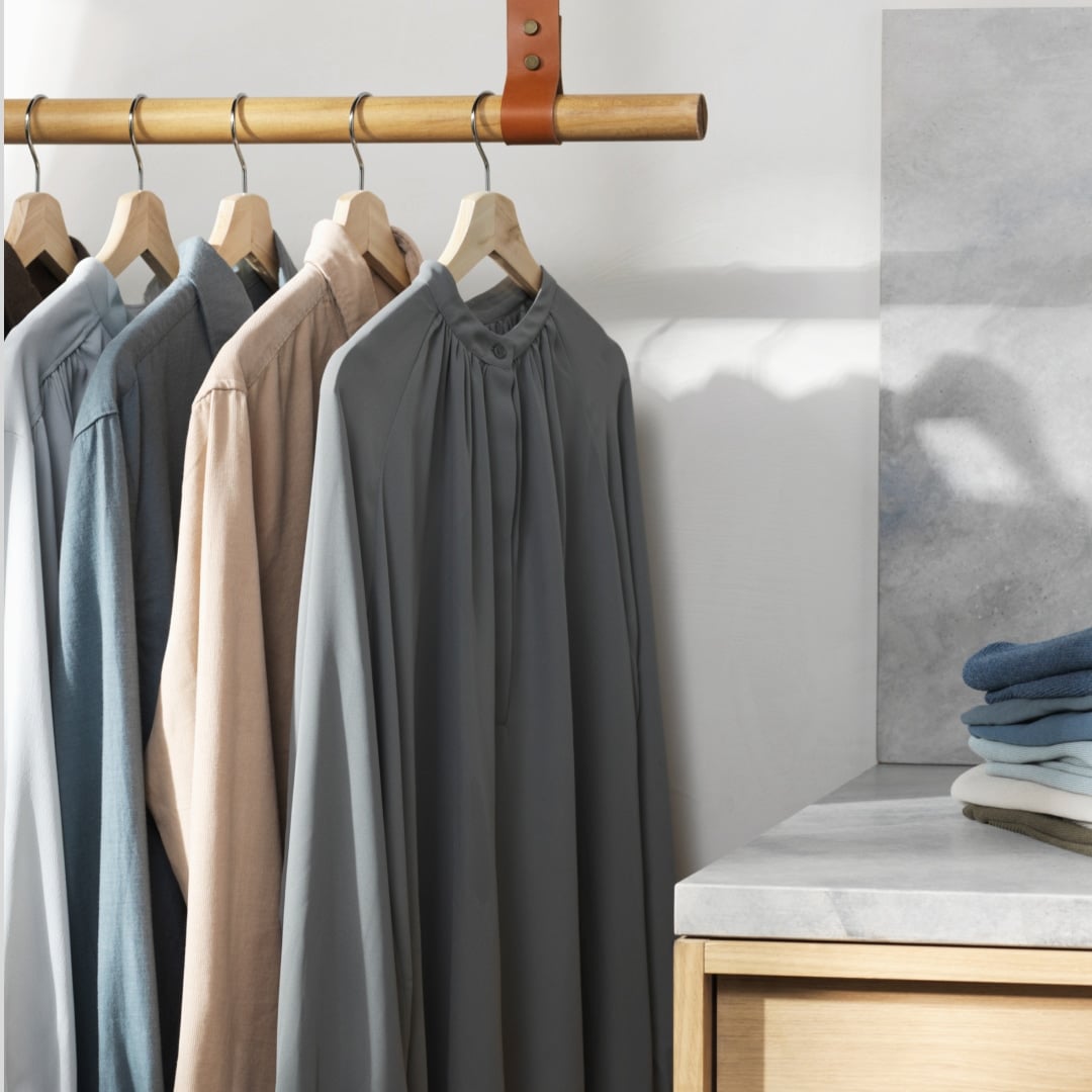 Paitoja roikkumassa tangolla.