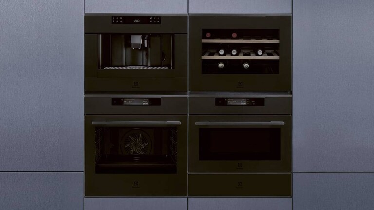 Viinikaappi ja kahvinkeitin